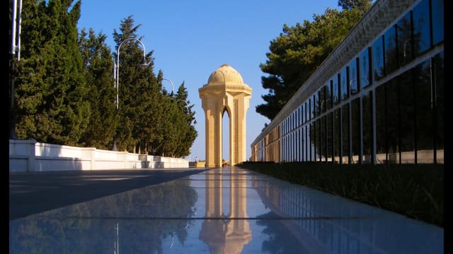 Latviya Prezidenti Şəhidlər xiyabanını ziyarət edib
