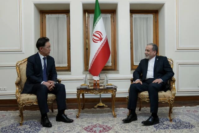İran XİN rəhbəri koreyalı nümayəndə ilə ABŞ–İsrail hücumlarını müzakirə edib