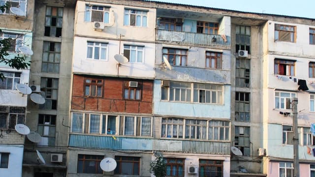 Köhnə binalarda balkon təhlükəsi - Sökülməlidir, yoxsa bərpa edilməlidir?