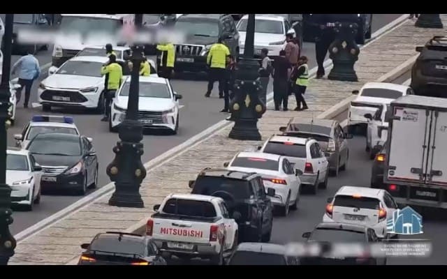 Qəzada xəsarət alan piyadanı yol polisi xəstəxanaya çatdırdı - VİDEO