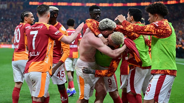 "Arsenal" rəsmisi İstanbul derbisində "Qalatasaray"ın 3 futbolçusunu izləyib