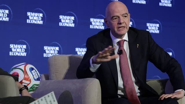 FIFA klublar üçün məcburi yerli oyunçu qaydasını müzakirə edib 