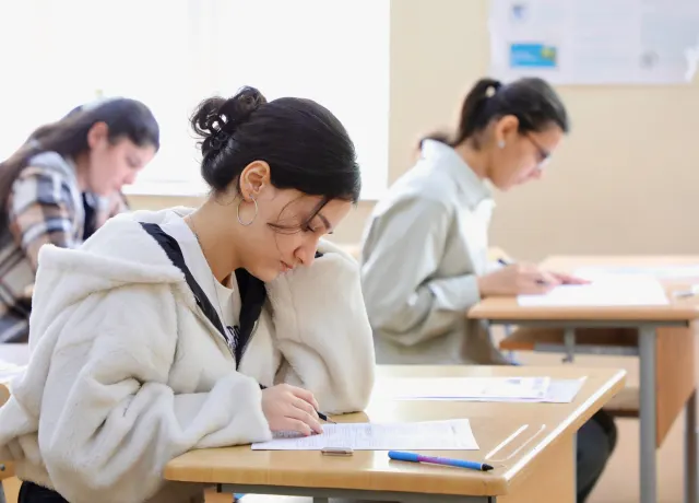 Azərbaycanda dövlət dili üzrə buraxılış imtahanı keçirilib - YENİLƏNİB