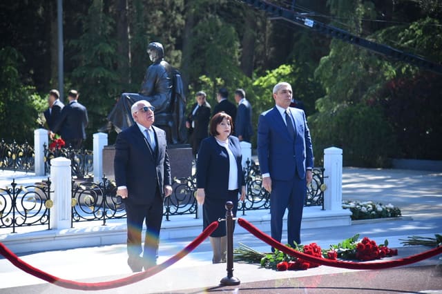 Dövlət və hökumət rəsmiləri Ulu Öndər Heydər Əliyevin məzarını ziyarət ediblər