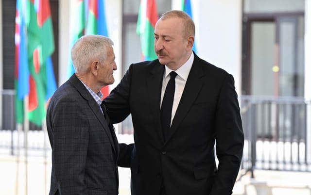 Özünü pis hiss edən şəhid atasına Prezident xüsusi diqqət göstərdi - VİDEO