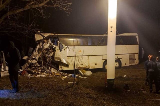 Rusiyada məktəb avtobusu yük maşını ilə toqquşub
