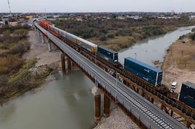 Texasda yük vaqonunda 6 nəfərin meyiti aşkarlanıb