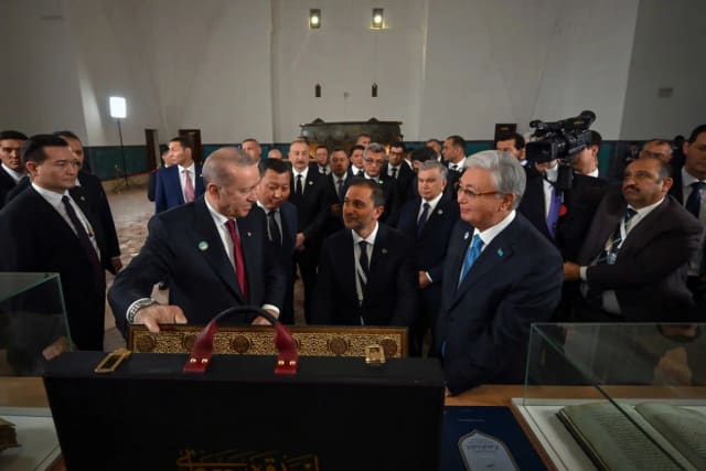 Ərdoğan Əhməd Yəsəvi məqbərəsinə qədim əlyazma Quran bağışlayıb