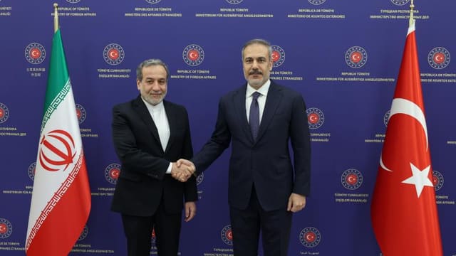 Hakan Fidan iranlı həmkarı ilə telefon danışığı aparıb