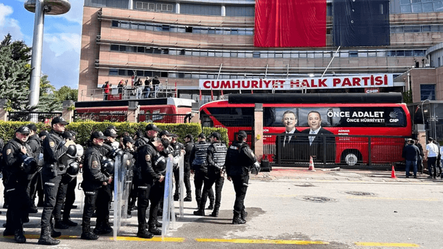 CHP-nin Ankaradakı qərargahında gərginlik yaşanıb