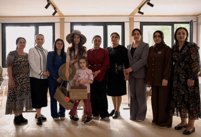 Leyla Əliyeva Masallıda həsirçiliklə məşğul olan qadınlarla görüşüb