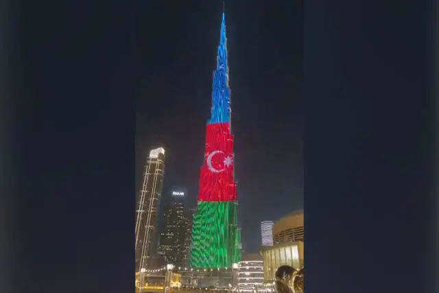 Bürc Xəlifə Azərbaycan bayrağının rəngləri ilə işıqlandırılıb