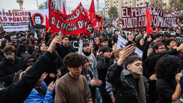 Çilidə tələbələrin sərt iqtisadi tədbirlərə qarşı etiraz aksiyasında 25 nəfər yaralanıb