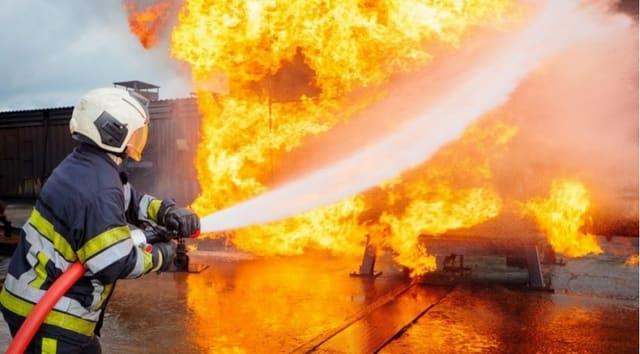 Nəsimidə çoxmərtəbəli yaşayış binasında yanğın baş verib