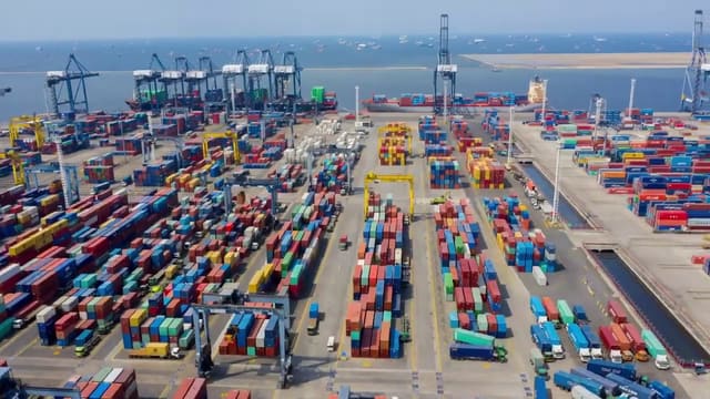 Bakı Limanında bu ilin may ayında 812 min tondan çox yük aşırılıb