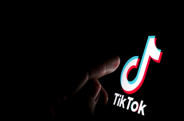 Azərbaycanda məktəblərdə "TikTok"a girişə məhdudiyyət qoyulub 