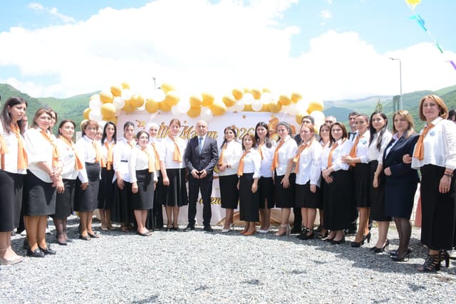 Elm və təhsil naziri Kəlbəcərin ilk məzununun "Son zəng" tədbirində iştirak edib