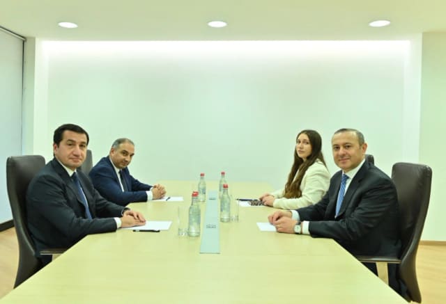 Hikmət Hacıyev ilə Armen Qriqoryan arasında işgüzar görüş keçirilib