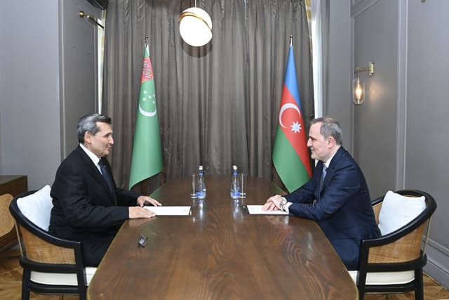 Ceyhun Bayramov türkmənistanlı həmkarı ilə görüş keçirib