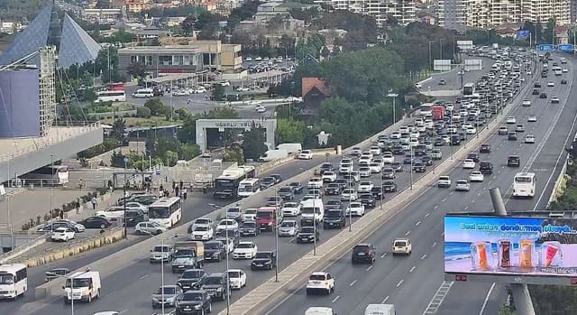Bakıda hazırda sıxlıq müşahidə olunan yollar açıqlanıb 