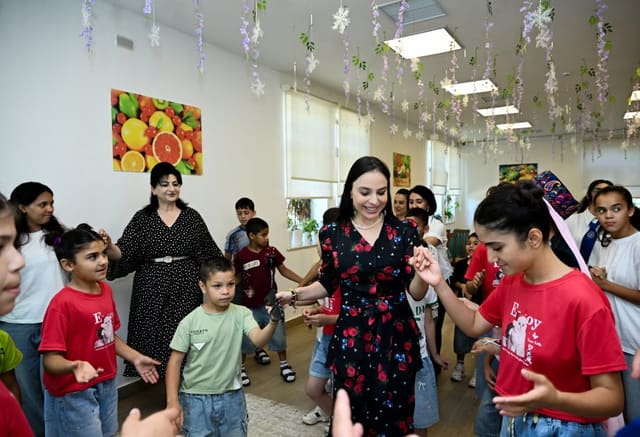 Leyla Əliyeva Şəkidə Uşaq evi sosial xidmət müəssisəsinin sakinləri ilə görüşüb