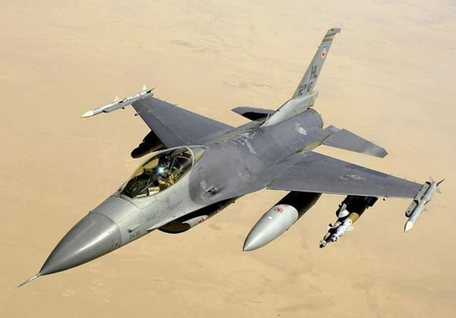 F-16 qırıcı təyyarəsi nasazlıq səbəbindən Yunanıstanda təcili eniş edib