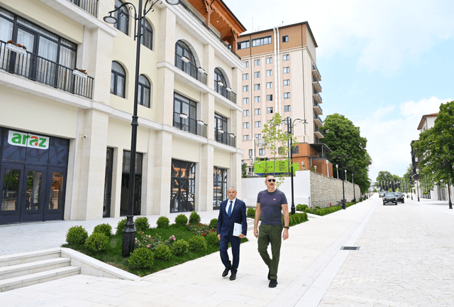 İlham Əliyev Şuşanın Qarabağ küçəsində dövlət-özəl tərəfdaşlığı çərçivəsində həyata keçirilmiş işlərlə tanış olub