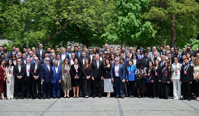 Prezident IV Şuşa Qlobal Media Forumunun iştirakçıları ilə - FOTO