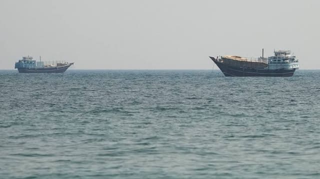 "Tasnim": Hörmüz boğazında bir neçə gəmi atəşə tutulub