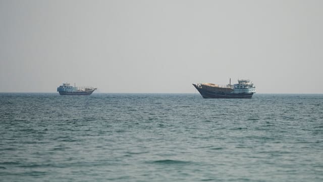BƏƏ: İranın raket hücumu nəticəsində Hörmüz boğazında iki tanker zədələnib