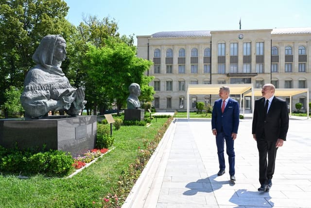 İlham Əliyev və Pelleqrini Şuşada Azərbaycanın tanınmış şəxsiyyətlərinin işğal dövründə güllələnmiş büstlərinə baxıblar
