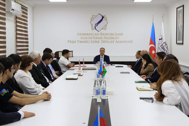 İlqar Bayramlı beynəlxalq bacarıqlar yarışlarında uğur qazanan iştirakçılarla görüşüb