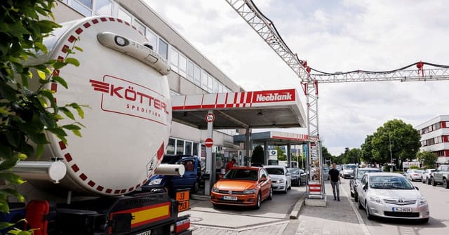Almaniyalı siyasətçi: İran ətrafındakı vəziyyət yanacaq endiriminin bərpasına imkan vermir