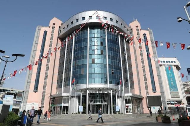 İzmit bələdiyyə sədri saxlanılıb