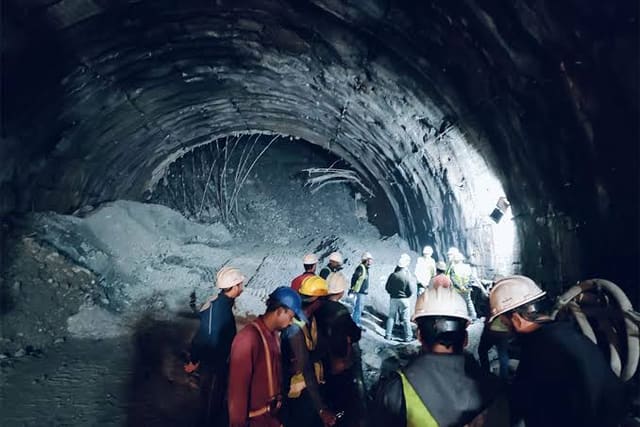 Hindistanda tuneldə baş verən partlayış nəticəsində ölənlərin sayı 20-yə çatıb