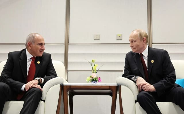 Paşinyan və Putin ticarətdə yaranan problemləri müzakirə ediblər