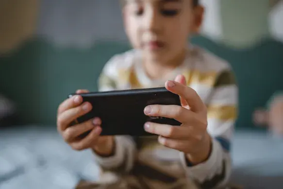 Ənənəvi oyunlar telefon oyunları ilə əvəzləndi: Uşaqların inkişafına təsiri necədir? - TƏHLİL