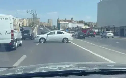 Maşını yolun ortasında saxlayan sürücü saxlanılıb