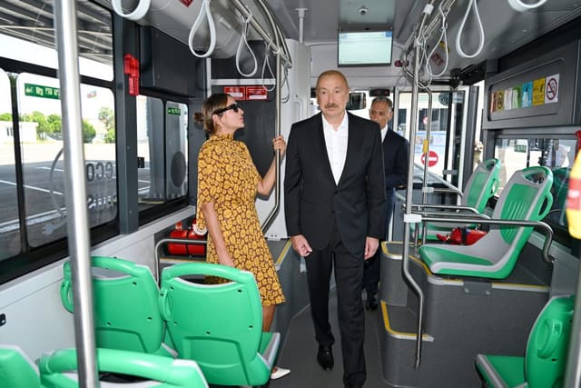 İlham Əliyev Naxçıvanda elektrik mühərrikli yeni avtobuslara baxıb, dəmir yolu infrastrukturunda aparılan yenidənqurma işləri ilə tanış olub  - YENİLƏNİB 2