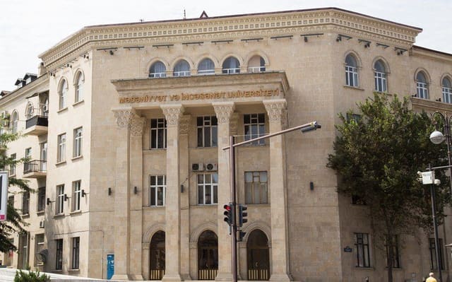 ADMİU-nun birinci kurs tələbələrini aşağılayan şəxs universitetdən xaric edilib