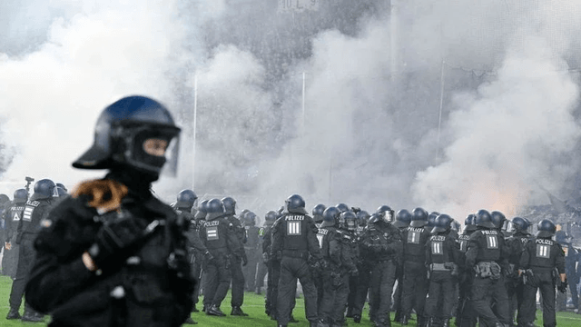 Almaniyada iğtişaş zamanı 35 polis yaralanıb