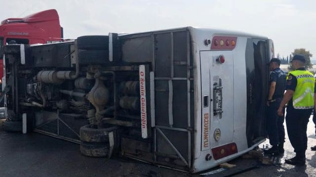 Antalyada mikroavtobus aşıb, 5 nəfər xəsarət alıb