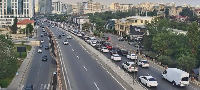 Bakının bəzi yollarında sıxlıq müşahidə olunur - SİYAHI