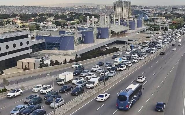 Bakının bir sıra yollarında nəqliyyatın sıxlığı müşahidə olunur - SİYAHI