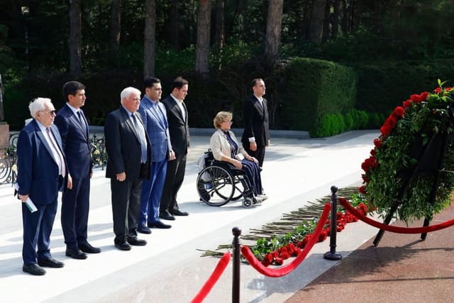 Beynəlxalq paralimpiya nümayəndələri Fəxri xiyabanı və Şəhidlər xiyabanını ziyarət ediblər