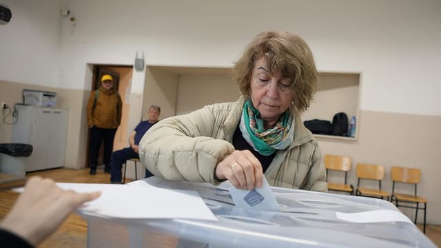 Fate of Bulgaria's presidential election goes to second round