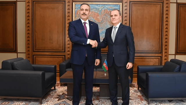 Ceyhun Bayramov türkiyəli həmkarı Hakan Fidanı qarşılayıb, təkbətək görüş olub