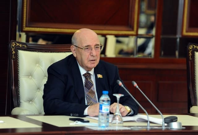 Əhliman Əmiraslanov: Tibb işçilərinin maaşının artırılması bölgələrdə həkim çatışmazlığının həllinə təkan verəcək