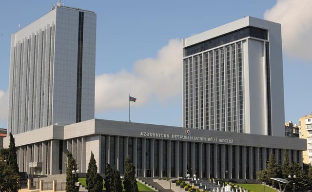 Ehtiyatda olan hərbçilərin tibb sahəsində xüsusi rütbələri ilə bağlı qanun layihəsi I oxunuşda təsdiqlənib