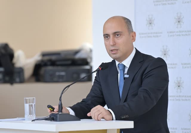 Emin Əmrullayev: Müəllimlər daha yüksək nəticə göstərən məzunlar arasından seçilməlidir